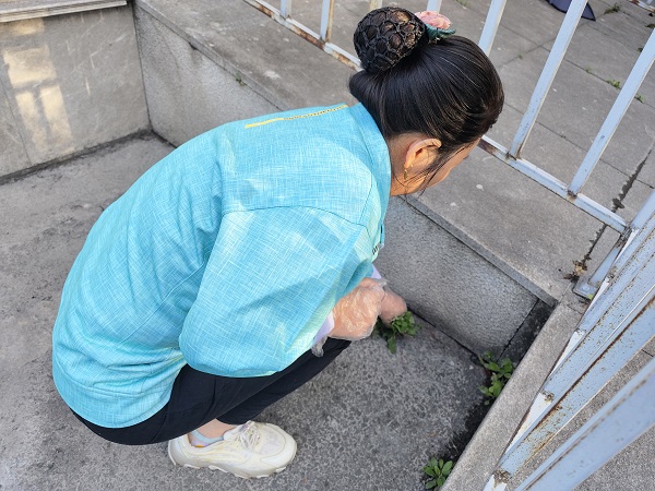 成都服务好的养老院一暄康养组织员工对养老院内外进行卫生大扫除4