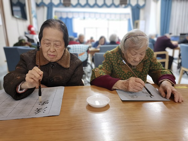 成都短期住养养老院一暄康养周四下午休闲养老时光——书法