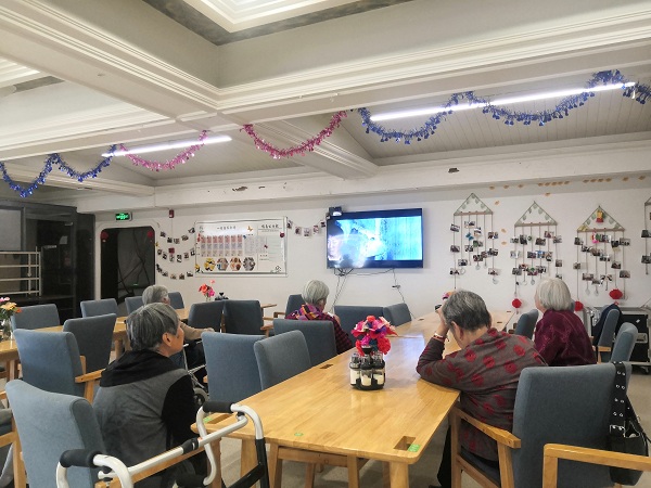 成都日间照料中心一暄康养两河公园（西门）院组织长者观影《战狼》