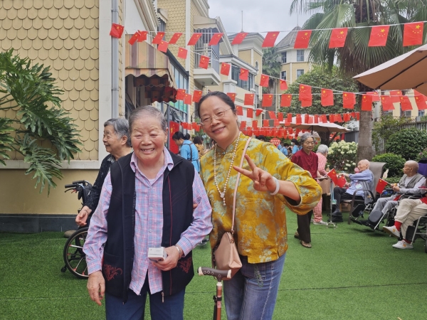 开心的长者和家属