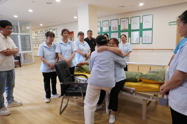 评委老师考后为护理员讲解护理细则