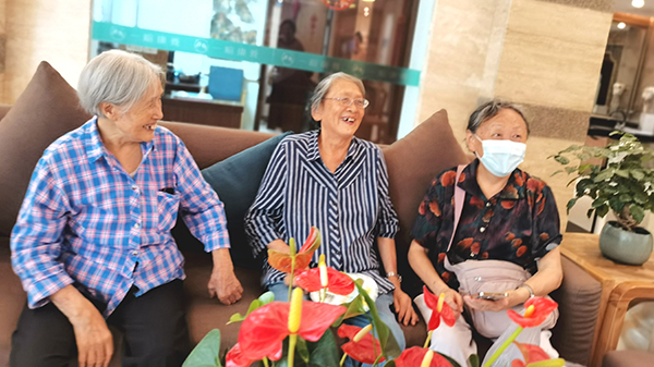 成都排名前十的养老院一暄康养了解到，上海市调整人员进出养老机构等疫情防控措施