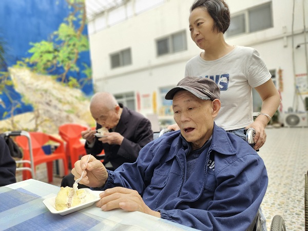 成都白佛桥站旁的养老院一暄佳音院熊爷爷迎来了自己的88岁生日3