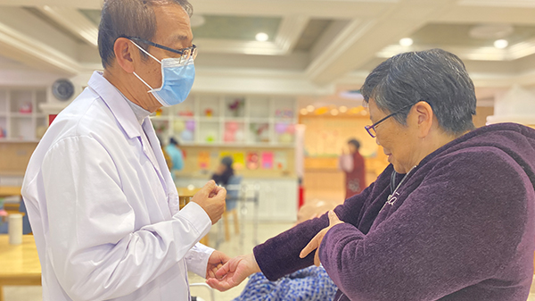 老年人如何看病就医？随成都西门好的养老院一起关注新闻发布会