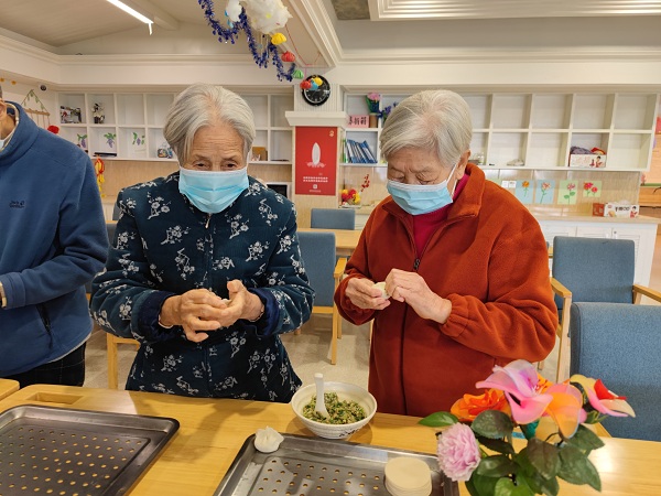 成都华阳周边的养老院一暄康养组织长者包饺子