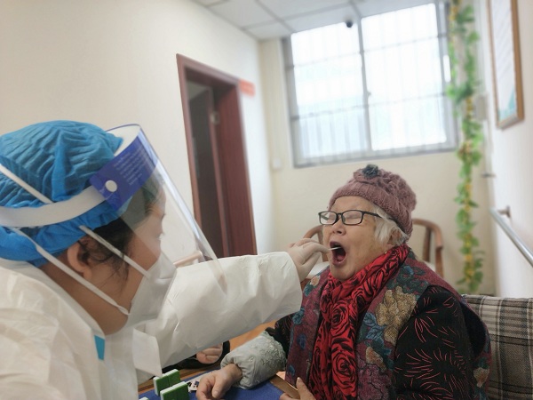 成都长护险养老院一暄康养天仁院组织医护人员为长者开展核酸检测工作2