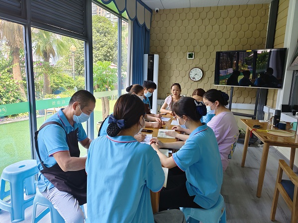 成都养老社区一暄康养海洋公园（南门）院开展安全管理周例会