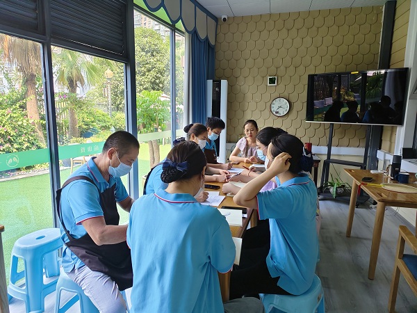 成都养老社区一暄康养海洋公园（南门）院开展安全管理周例会3