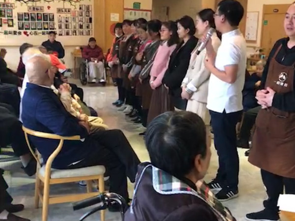 成都养老院一暄康养为长者敬礼表达谢意