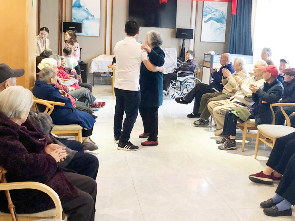 生日会上跳舞