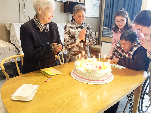 成都养老院一暄康养过生日的奶奶许愿