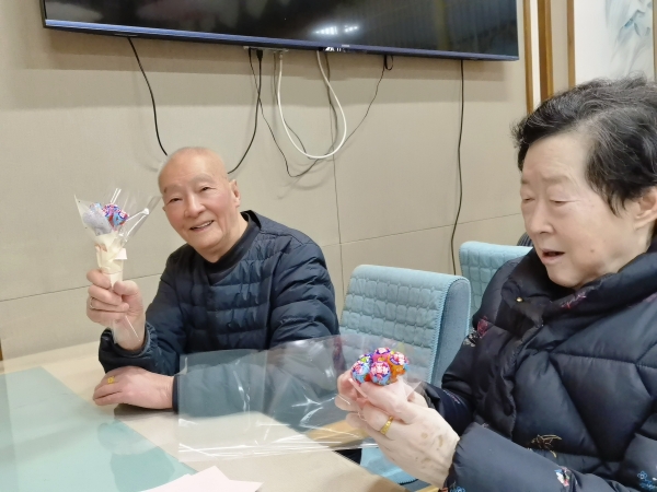 一暄康养长者制作糖果花束