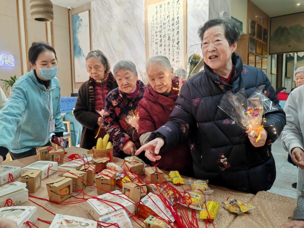 等待抽奖的华阳院长者