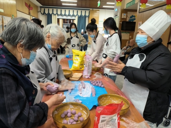 制作面食的长辈们