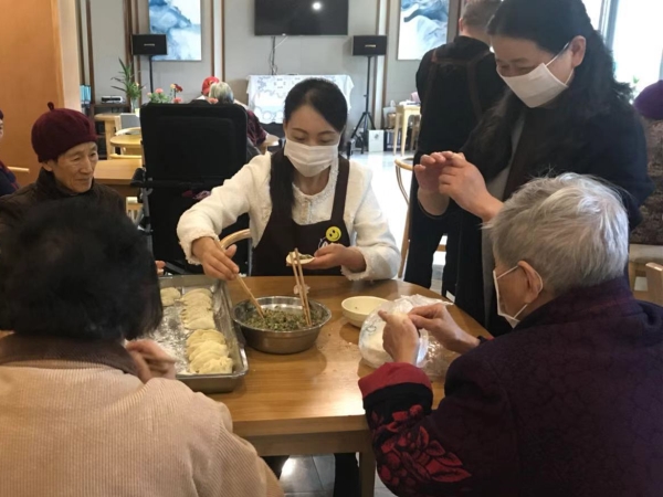 长者家属一同包饺子