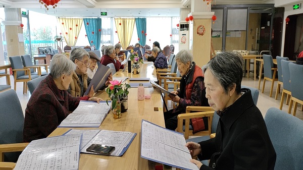 积极应对老龄化，人民日报：深入推进城乡社区老年教育