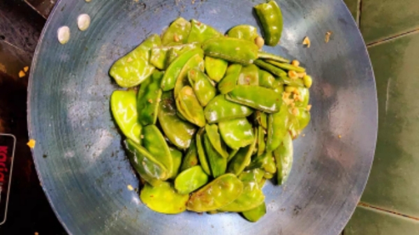一暄康养分享炒扁豆防中毒的小窍门