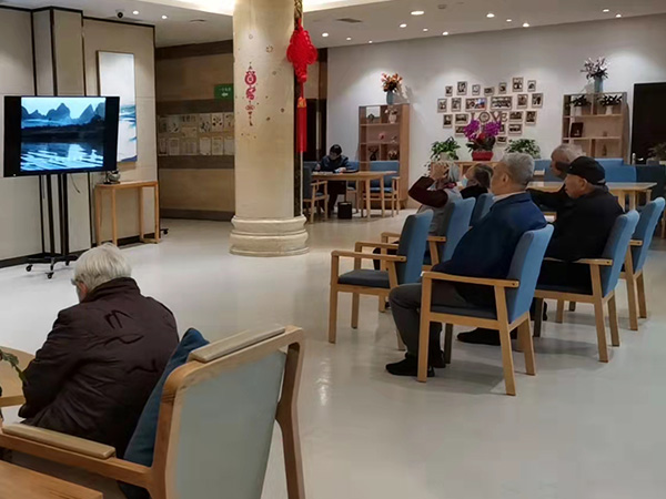 成都长照险养老院一暄康养两河公园（西门）院组织长者观影《刘三姐》