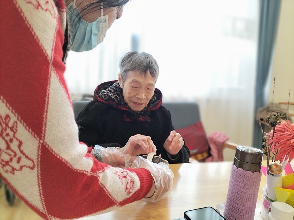 成都口碑好的养老院一暄康养和煦元为住养人熬制了冰糖银耳雪梨汤 (3)
