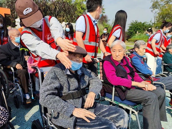 敬老月丨金牛区日间照料中心一暄康养邀请建工八建志愿者到院一起开展秋游4