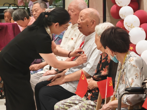 一暄康养金牛院院长为党员佩戴党徽